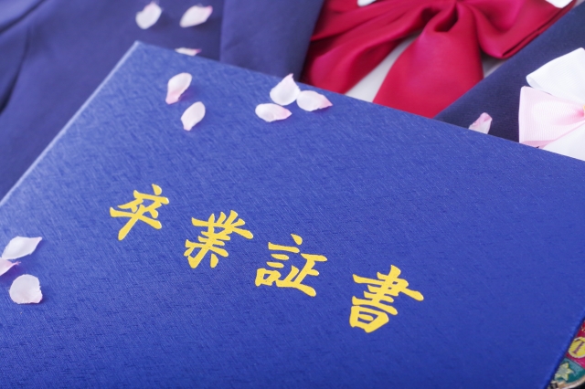 制服と桜と卒業証書