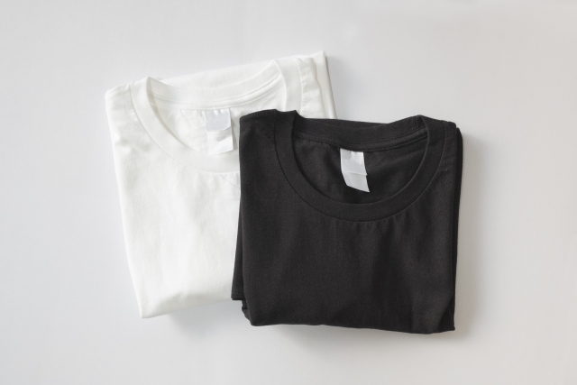 白と黒のTシャツ