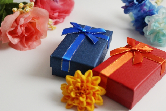 プレゼントの箱と花