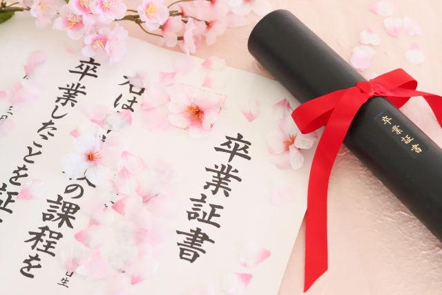 桜の花びらと卒業証書
